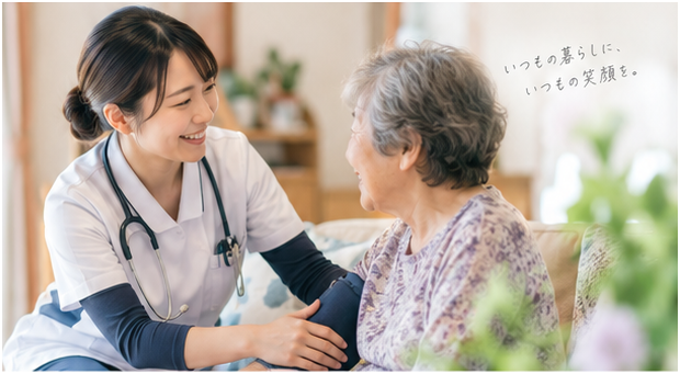 笑顔で利用者の血圧を測る訪問看護師