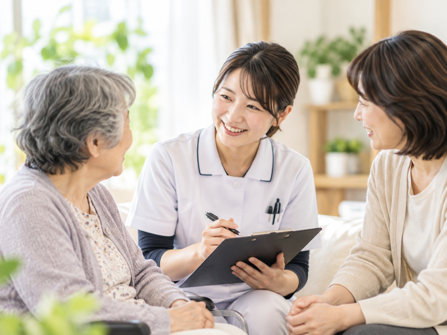利用者と家族へ説明する訪問看護師