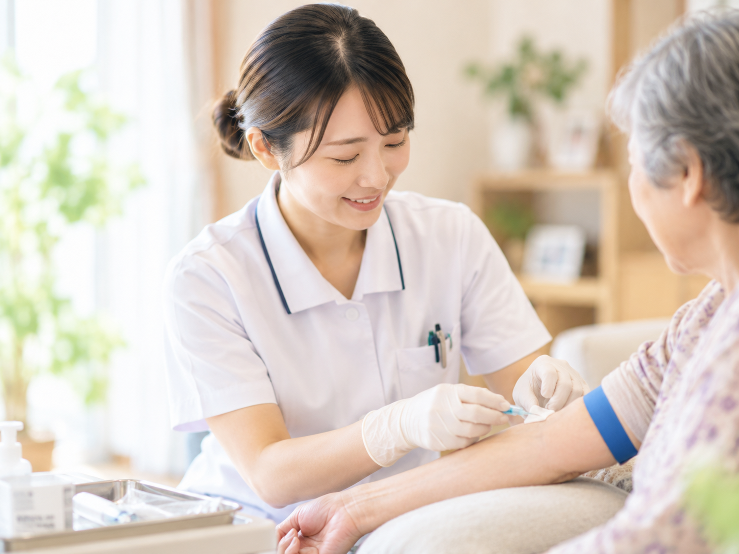 自宅で医療処置を行う訪問看護師