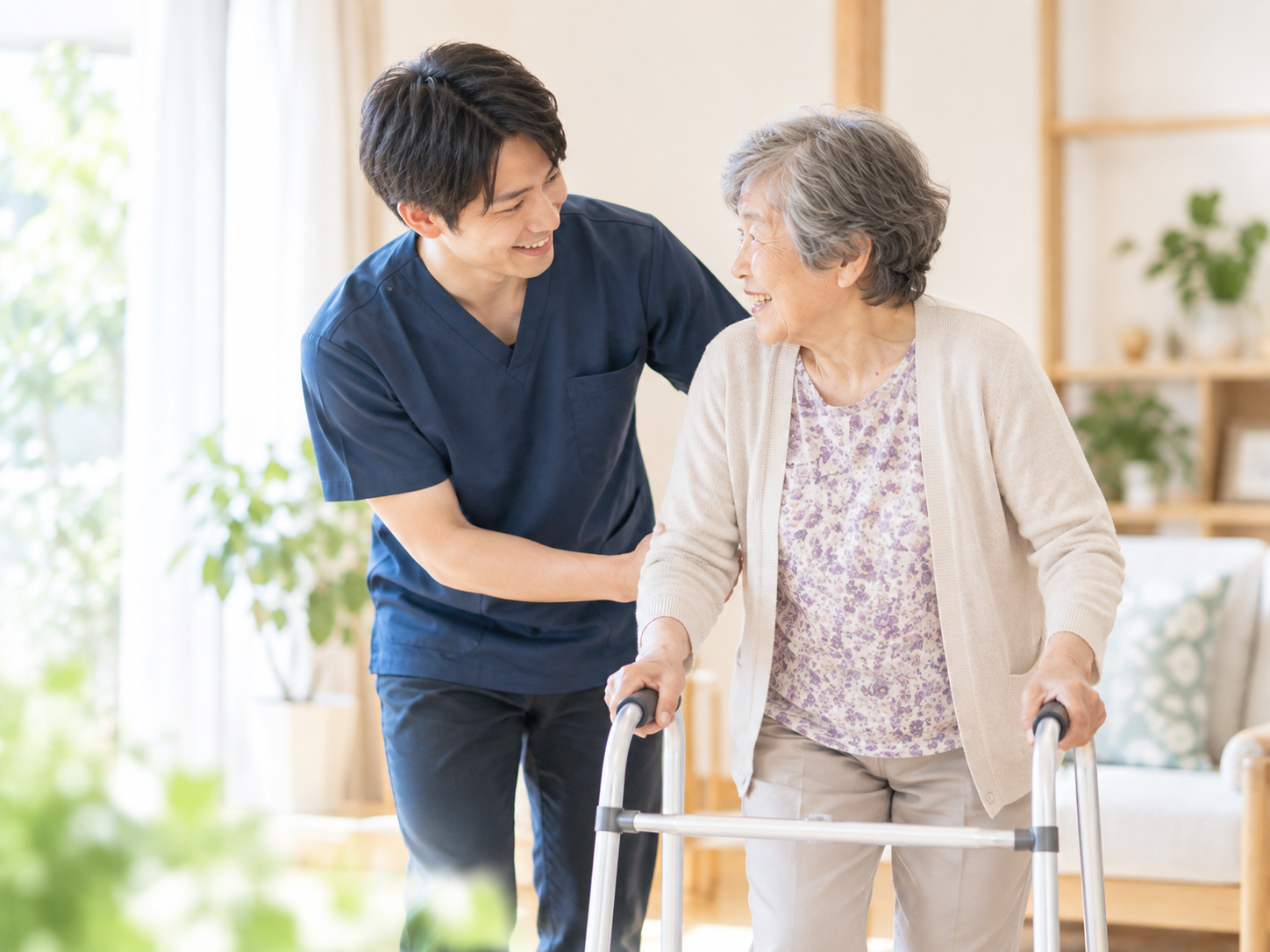 自宅で歩行訓練を支援する理学療法士
